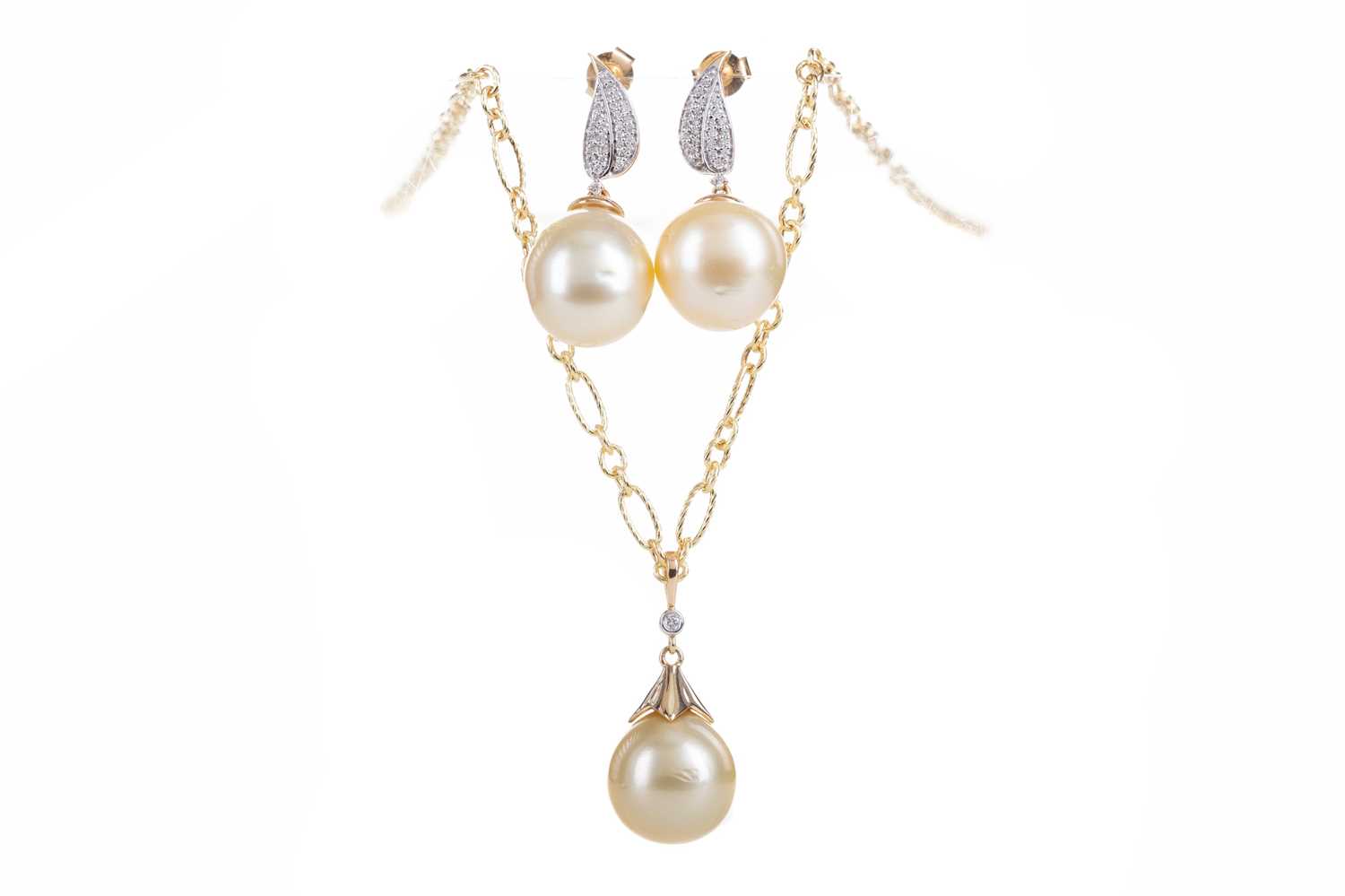 Lot 476 - A COLLECTION OF GOLDEN SOUTH SEA PEARL JEWELLERY