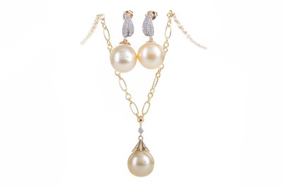 Lot 476 - A COLLECTION OF GOLDEN SOUTH SEA PEARL JEWELLERY