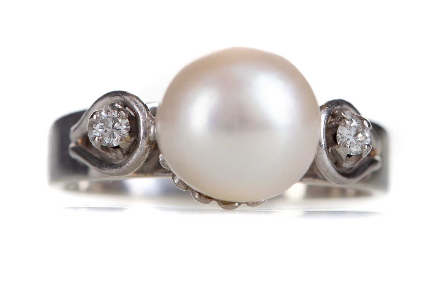 Lot 506 - A PEARL AND DIAMOND RING