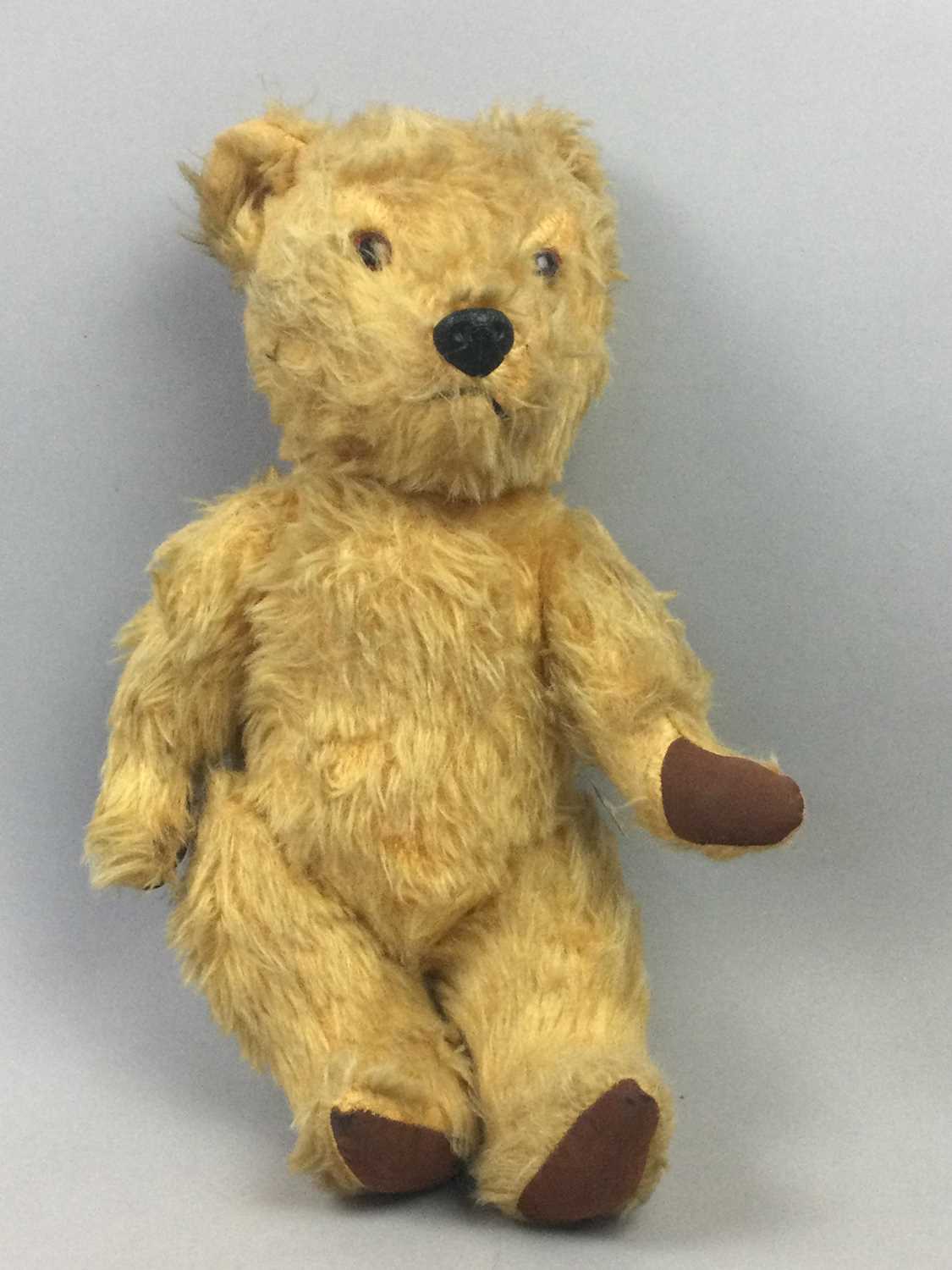 Lot 703 - A VINTAGE TEDDY BEAR, TWO OTHER SOFT TOYS AND MARBLES
