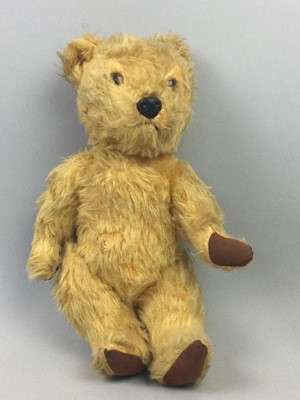 Lot 703 - A VINTAGE TEDDY BEAR, TWO OTHER SOFT TOYS AND MARBLES