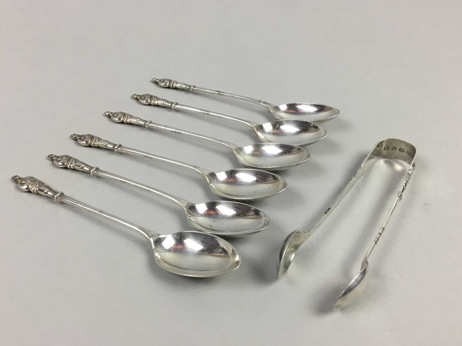 Lot 11 - A SET OF SIX EDWARD VII SILVER TEASPOONS AND TONGS