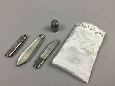 Lot 12 - A SILVER VESTA CASE ALONG WITH TWO SILVER FRUIT KNIVES, THIMBLE, PENCIL AND ROMAN COIN