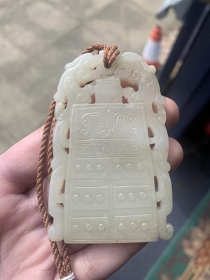 Lot 1077 - A CHINESE MUTTON JADE PENDANT