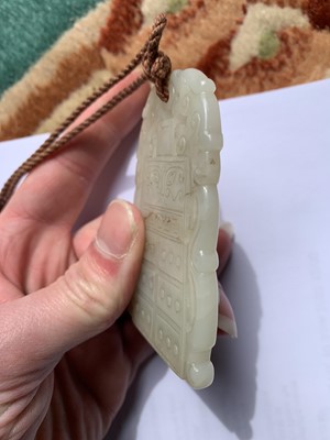 Lot 1077 - A CHINESE MUTTON JADE PENDANT