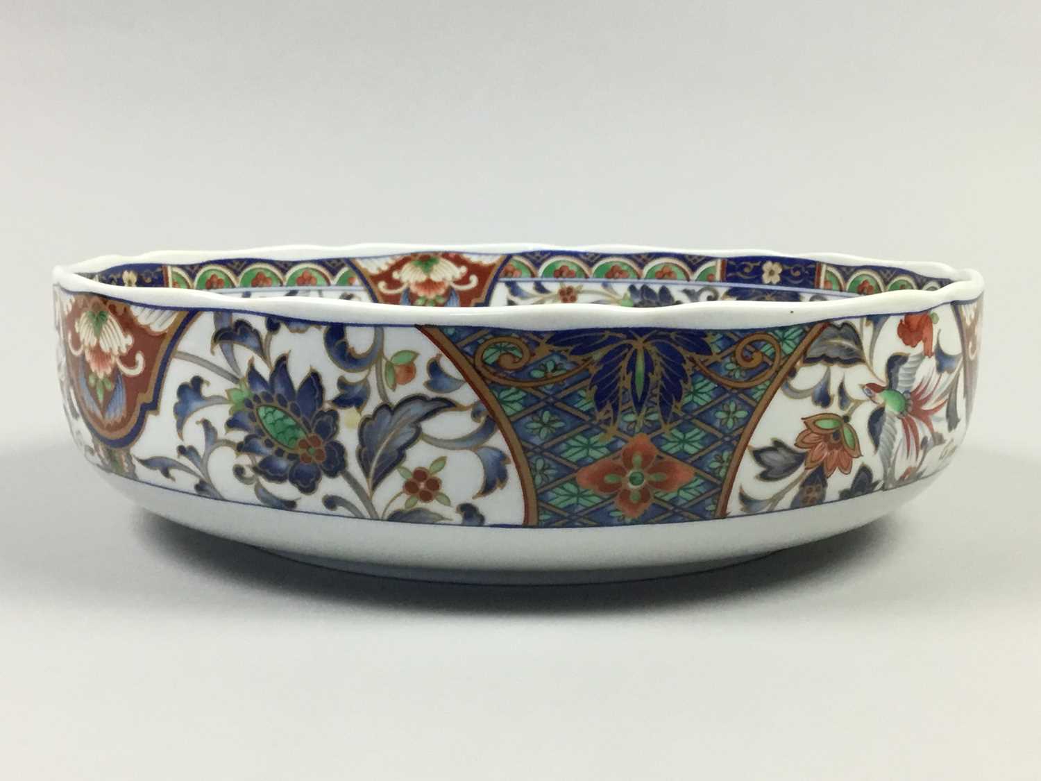 Lot 69 - A MODERN CHINESE CIRCULAR FRUIT BOWL AND OTHER CERAMICS