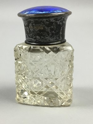 Lot 19 - A SILVER GUILLOCHE ENAMEL AND CUT GLASS SCENT BOTTLE AND OTHER OBJECTS