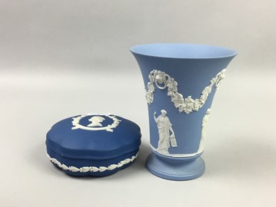Lot 33 - A WEDGWOOD JASPERWARE ELIZABETH II BOX AND COVER, OTHER CERAMICS AND CRYSTAL