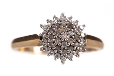 Lot 457 - A DIAMOND CLUSTER RING