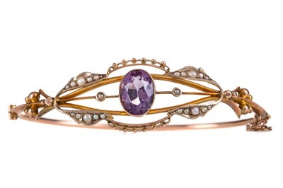 Lot 471 - AN EDWARDIAN AMETHYST AND PEARL BANGLE