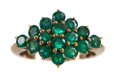 Lot 489 - AN EMERALD CLUSTER RING