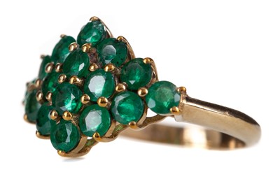Lot 489 - AN EMERALD CLUSTER RING
