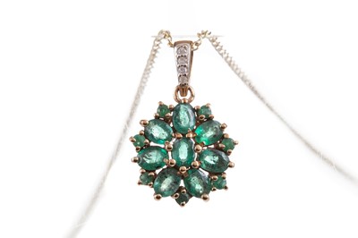 Lot 487 - AN EMERALD AND DIAMOND FLOWER CLUSTER PENDANT