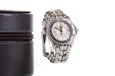 Lot 813 - A LADY'S TAG HEUER PROFESSIONAL STAINLESS STEEL QUARTZ WRIST WATCH