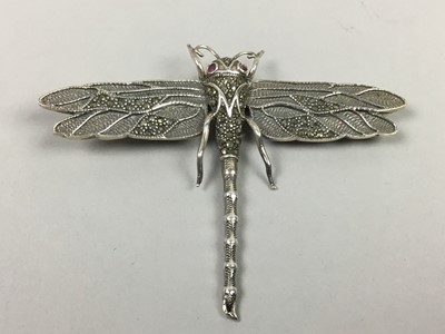 Lot 87 - A LARGE SILVER AND GEM SET DRAGON FLY BROOCH