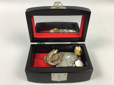 Lot 91 - A COLLECTION THIMBLES, A SMALL JEWELLERY BOX AND COSTUME JEWELLERY