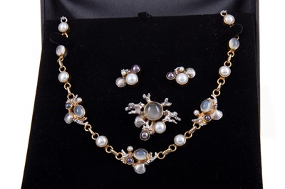 Lot 540 - A NECKLET, BROOCH AND PAIR OF EARRINGS BY PAULA BOLTON