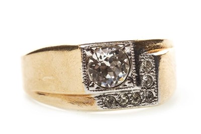 Lot 410 - A GENTLEMAN'S GOLD PLATED GEM SET RING