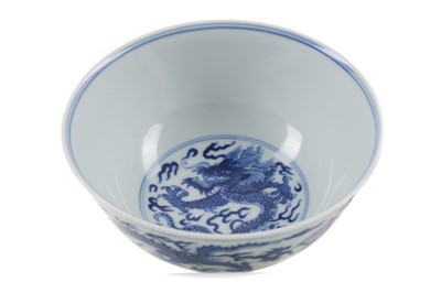 Lot 1065 - A CHINESE BLUE AND WHITE 'DRAGON' BOWL