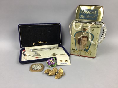 Lot 322 - A LOT OF COSTUME JEWELLERY