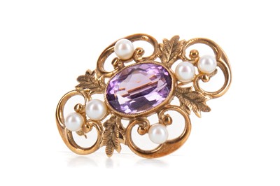 Lot 555 - AN AMETHYST AND FAUX PEARL BROOCH