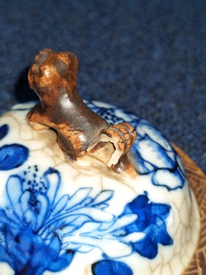 Lot 1149 - A CHINESE LIDDED VASE