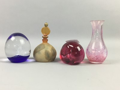 Lot 448 - AN EDINBURGH CRYSTAL MINIATURE MANTEL CLOCK AND OTHER GLASS WARE