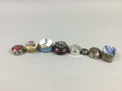 Lot 51 - A COLLECTION OF CERAMIC AND METAL PILL BOXES