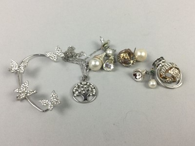 Lot 62 - A COLLECTION OF SILVER AND OTHER JEWELLERY