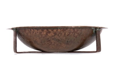 Lot 384 - AN ENGLISH SCHOOL ARTS & CRAFTS HAMMERED COPPER BOWL