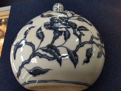 Lot 1139 - A CHINESE CERAMIC MOONFLASK VASE
