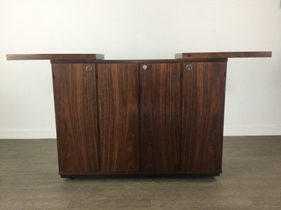 Lot 390 - A DANISH ROSEWOOD CAPTAIN'S SIDEBOARD/DRINKS CABINET BY DYRLUND