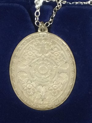 Lot 176 - A FRANKLIN MINT ELIZABETH SILVER PENDANT AND OTHER ITEMS