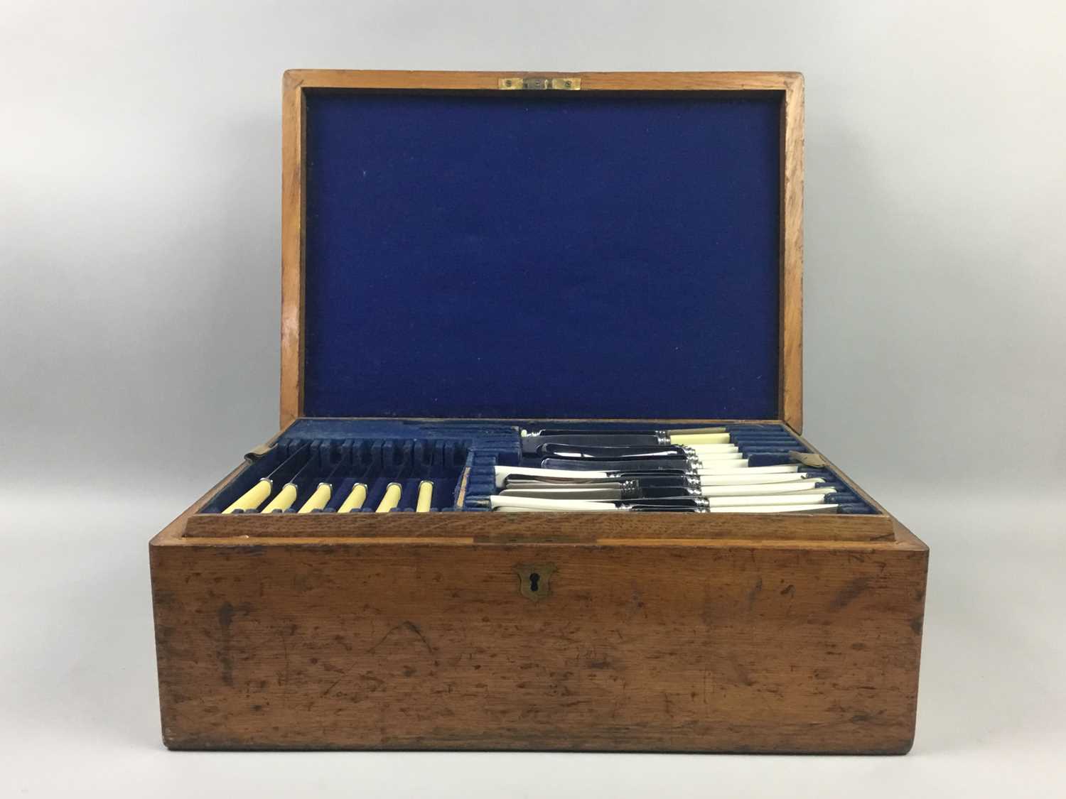 Lot 29 - AN OAK CANTEEN OF SILVER PLATED CUTLERY