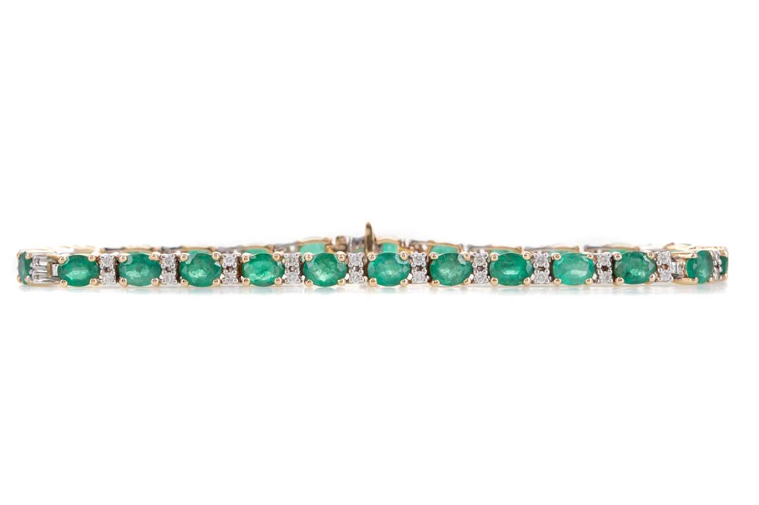 Lot 672 - AN EMERALD AND DIAMOND BRACELET