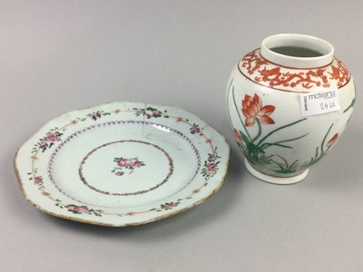 Lot 24 - A GROUP OF ASIAN CERAMICS INCLUDING A VASE PLATE AND FOE DOGS