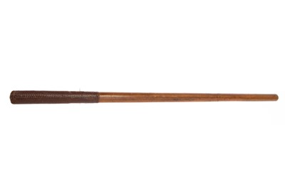 Lot 18 - A LATE 19TH/EARLY 20TH CENTURY SWAGGER STICK