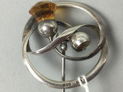 Lot 7 - A CHARLES HORNER SILVER SWIVEL HAT PIN