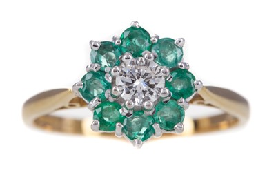 Lot 671 - AN EMERALD AND DIAMOND RING