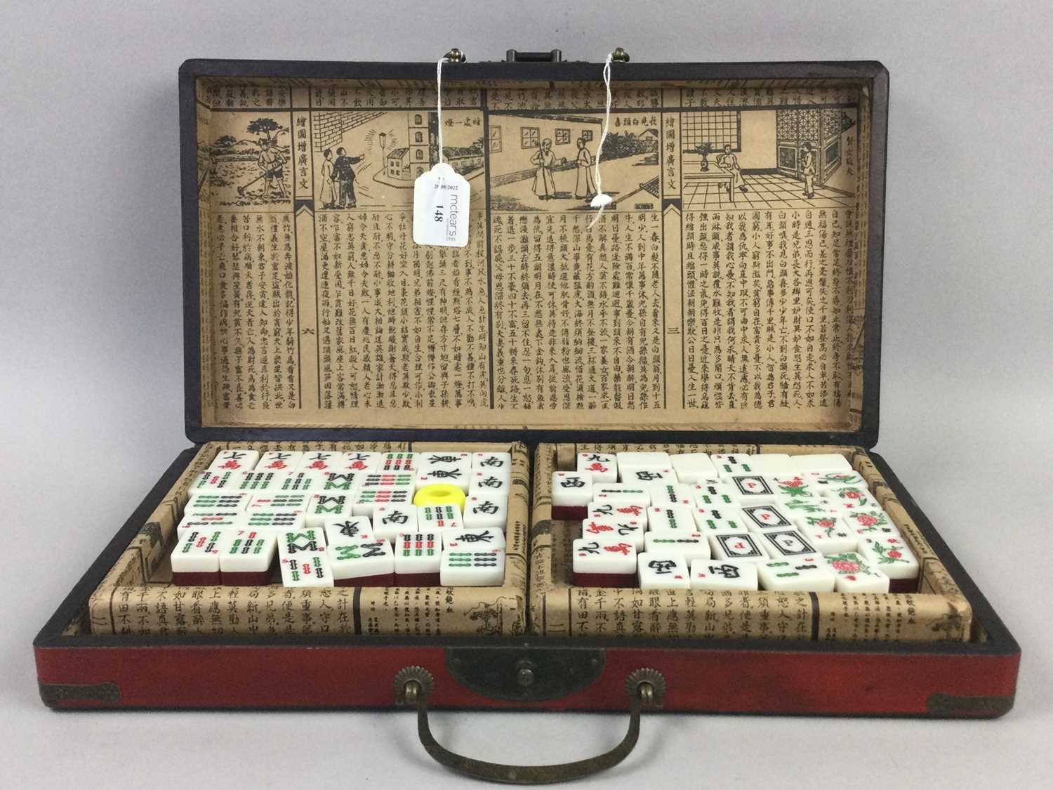Lot 148 - A VINTAGE MAHJONG SET WITH BOARD
