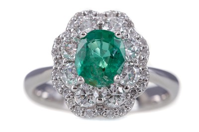 Lot 687 - AN EMERALD AND DIAMOND RING