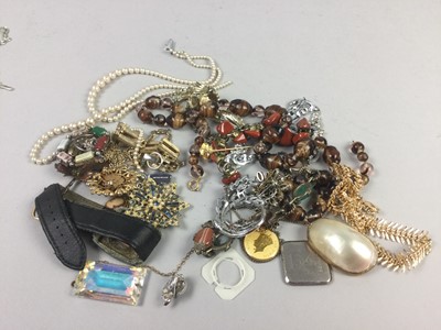 Lot 84 - A LOT OF VARIOUS JEWELLERY