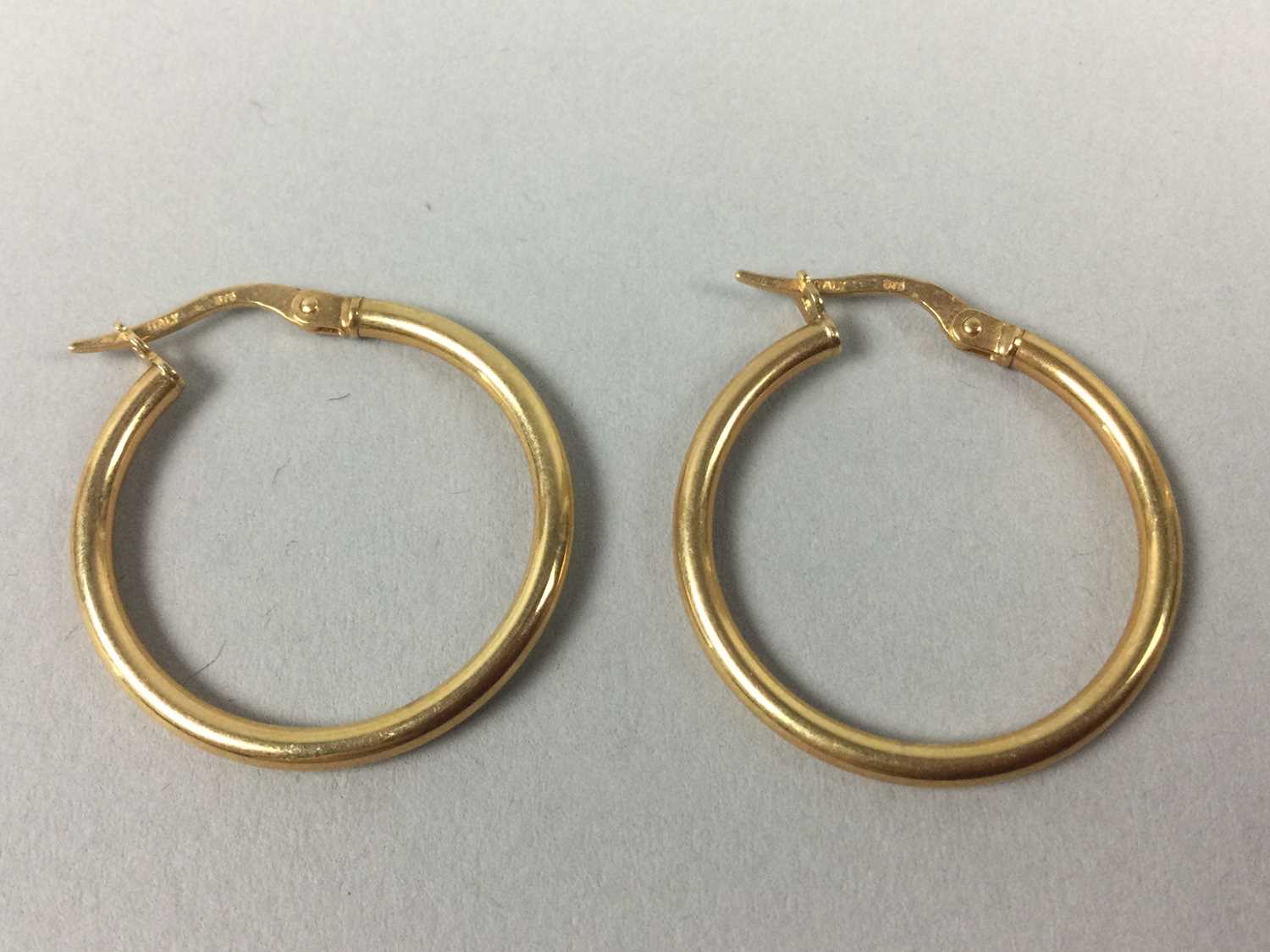 Lot 86 - A LOT OF FIVE PAIRS OF GOLD AND OTHER HOOP EARRINGS