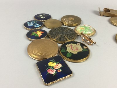 Lot 160 - A COLLECTION OF COMPACTS, PURSE AND A NAIL GROOMING SET