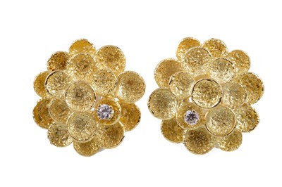 Lot 710 - A PAIR OF DIAMOND AND GOLD CLIP EARRINGS