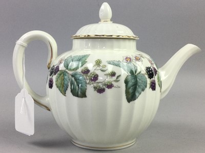 Lot 258 - A ROYAL WORCESTER 'LAVINIA' PATTERN TEA AND DINNER SERVICE