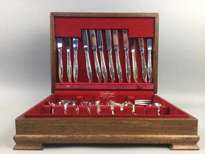 Lot 267 - A SUITE OF PLATED CUTLERY IN AN OAK CANTEEN AND OTHER CASED AND LOOSE CUTLERY