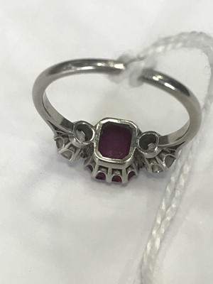 Lot 725 - A RUBY AND DIAMOND RING