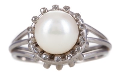 Lot 735 - A PEARL AND DIAMOND RING