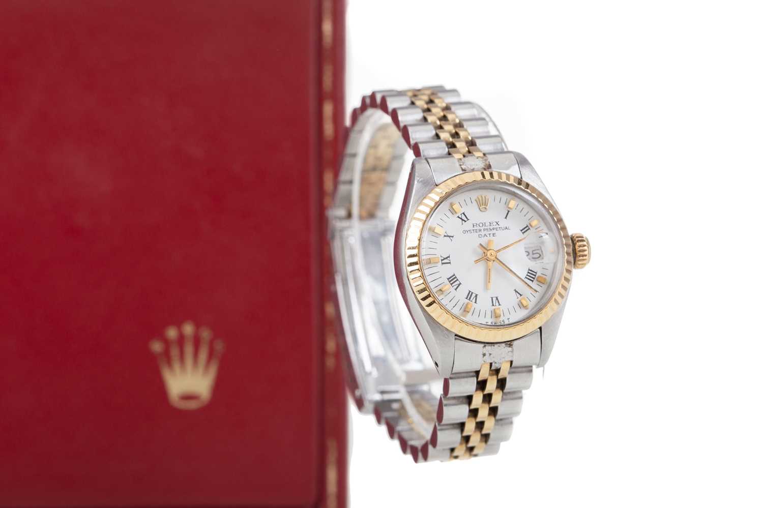 Lot 825 - A LADY'S ROLEX OYSTER PERPETUAL DATE AUTOMATIC WRIST WATCH